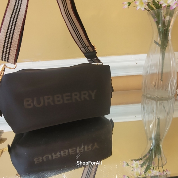 Burberry pouch converted into shoulder bag or cross body - Picture 5 of 16